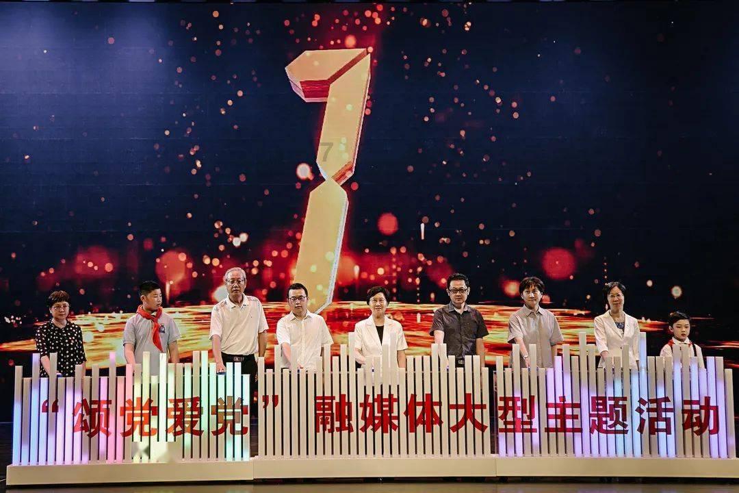 孟钰给安欣喝奶茶，她最后变坏了吗？游戏画面