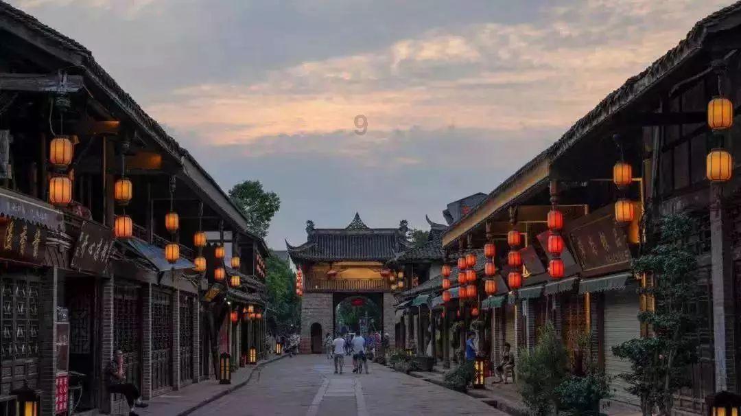 车主吐槽环卫垃圾车将垃圾倾倒在自己车前挡风玻璃,车漆被刮花了